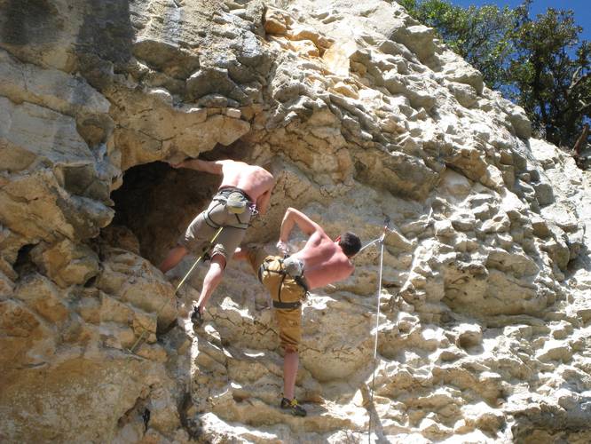 La tangente des sumos : Jérome bloque dans Cavernicole 7a+ et Jeff délaye avant le crux dans Kilotonnique 7c+, Claret