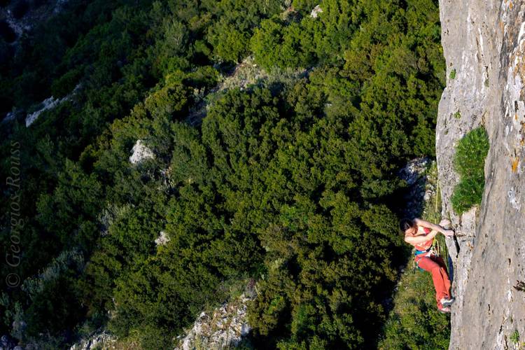 Klavdiya Ilyushchenko crossing hands on Theramenes 6c, Ekstrateia crag