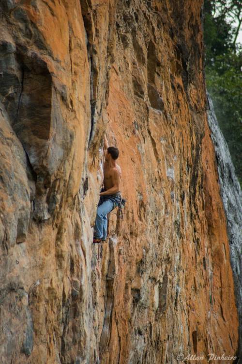 Despertar de Icaro 7b, Falésia dos olhos
