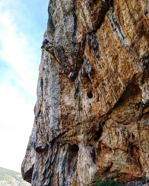Antidrasi 7b+, Platosi