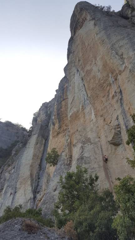 Figli dei fiori 6a+, nuovo progetto a Pilone Giallo.. dulfer e resistenza. Pietra di Bismantova
