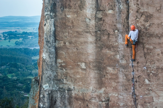 Ian Padilha sending the route "Drink no Inferno" Trad 8a(FRA) E7? - Piraí do Sul - Brazil