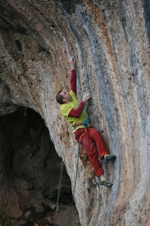 Saint Gery,
Benoît Heintz dans "la raie glisse, c'est bon" 8a+