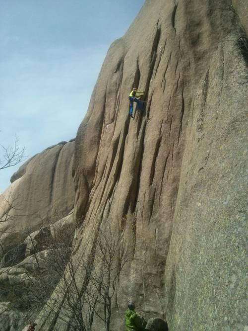 Juanan, en un posible 7b+.
Las Hueveras (La Pedriza).