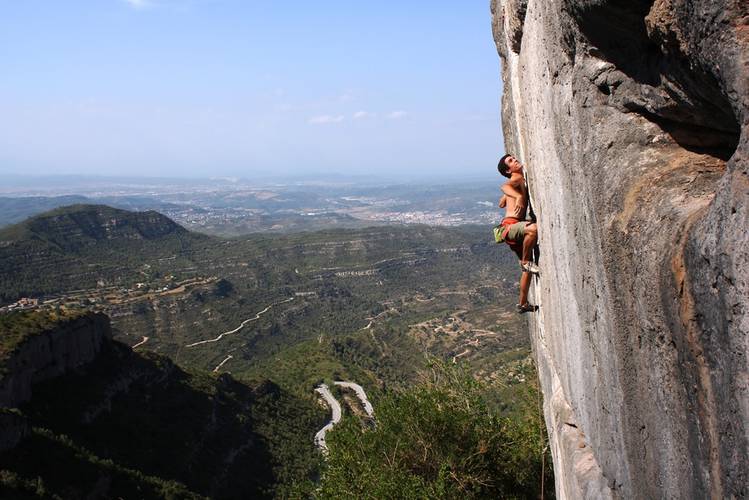 No hi ha dubte 7b+, Montserrat.
At the crux. Total focus and ready for a long reach.
Climber: Albert