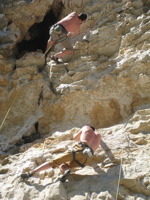 Convergence des sumos : à gauche Jérome à vue dans Cavernicole 7a+ et Jeff dans Kilotonnique 7c+, Claret