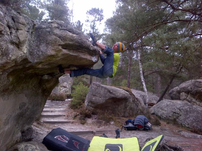 Le Surplomb Pète-Couilles 6a+, Fontainebleau