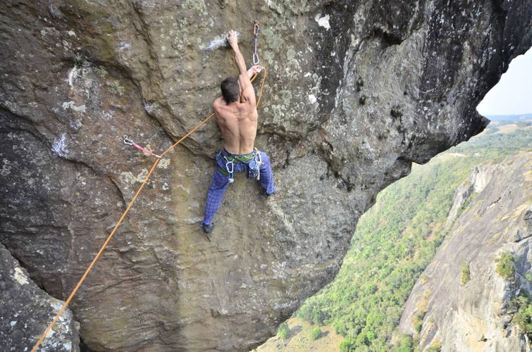 Os Bravos morrem lutando 7a (7c br) - Pedra do Baú