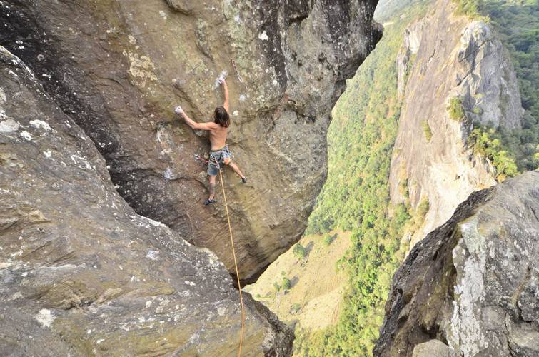 Os Bravos morrem lutando 7a (7c br) - Pedra do Baú - Climber: Bizu