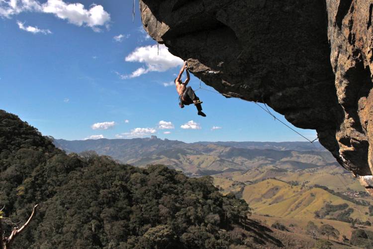 Juízo Final 7c+ / Pedra da divisa - Corujas / São Bento do Sapucaí - SP - Brazil
Climber: Massa