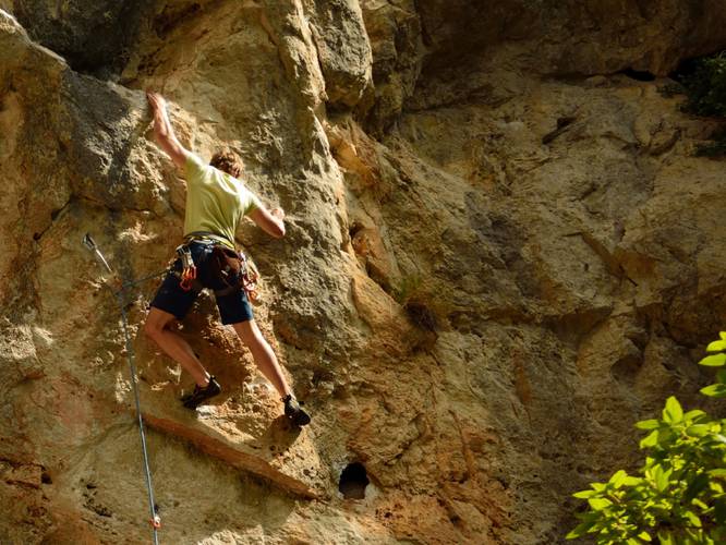 Sergej from Giessen/DE in the crux of "Etranger aux verites premieres 6b+", Chateauvert.