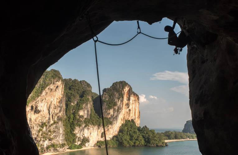 Burnt Offerings 7a+, Fire Wall, Tonsai, Thailand.