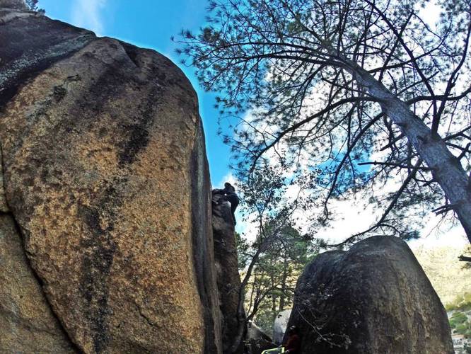 Diedro en el sector "La cuesta" de la Pedriza, detrás del famoso "First Impression". 6a. No sé si ya estaba hecho, si no, "Kostradiedro". Unos 7 metros disfrutones y expuestos.