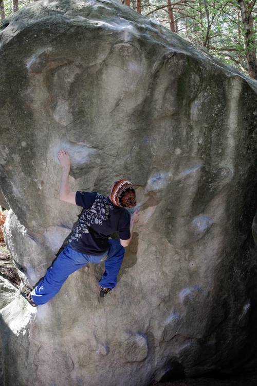 Le Surplomb de la Coquille assis (gauche) 7a, Fontainebleau
