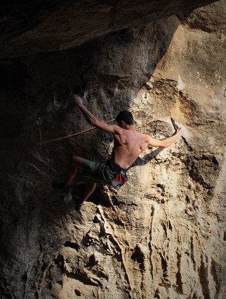 Trying  “Da Berlino non si scappa” (8a+) in Finale Ligure
