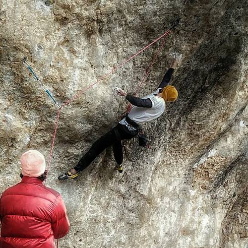 Primera vía de séptimo grado, tras dos días yendo a probarla y 6 pegues consigo aprenderme toda la secuencia y no caer tras el agujero por resi, ya que no pueda empotrar para descansar. Vía muy a bloque, 5 chapas