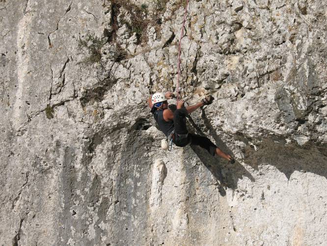 Unknown climber doing a nice heelhook on an unkown 6a+ @ Montejunto Velho