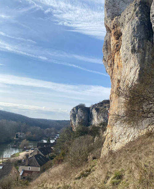 Un cafard d'encre noir, 6b+
belle ligne conti, bien patiné!