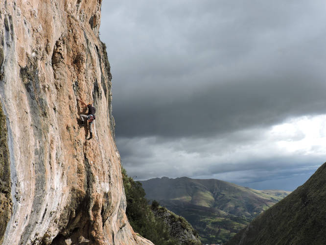 The first pitch from Matty Hong route in Pitumarca! 