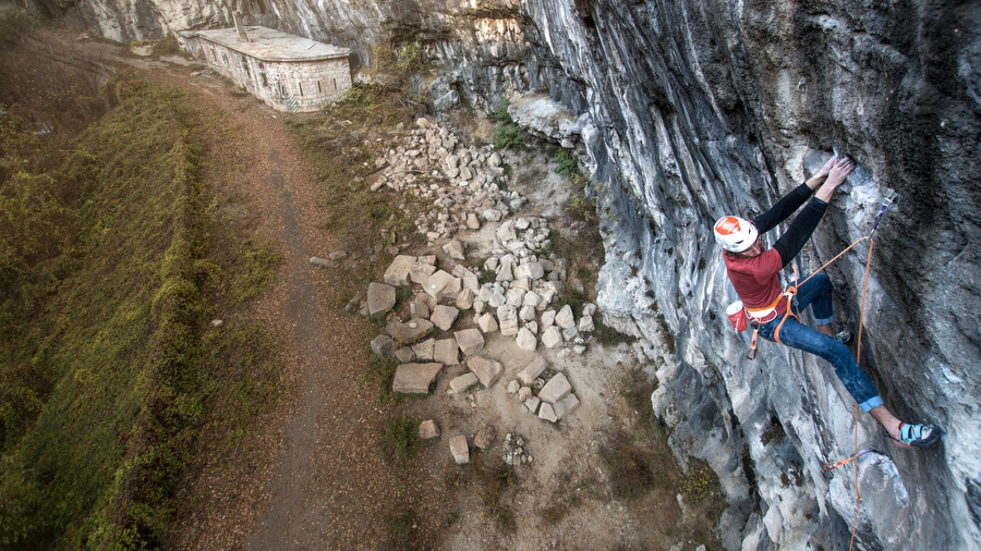 Bombo Balla 8b+ on trad gear by Alessandro Larcher